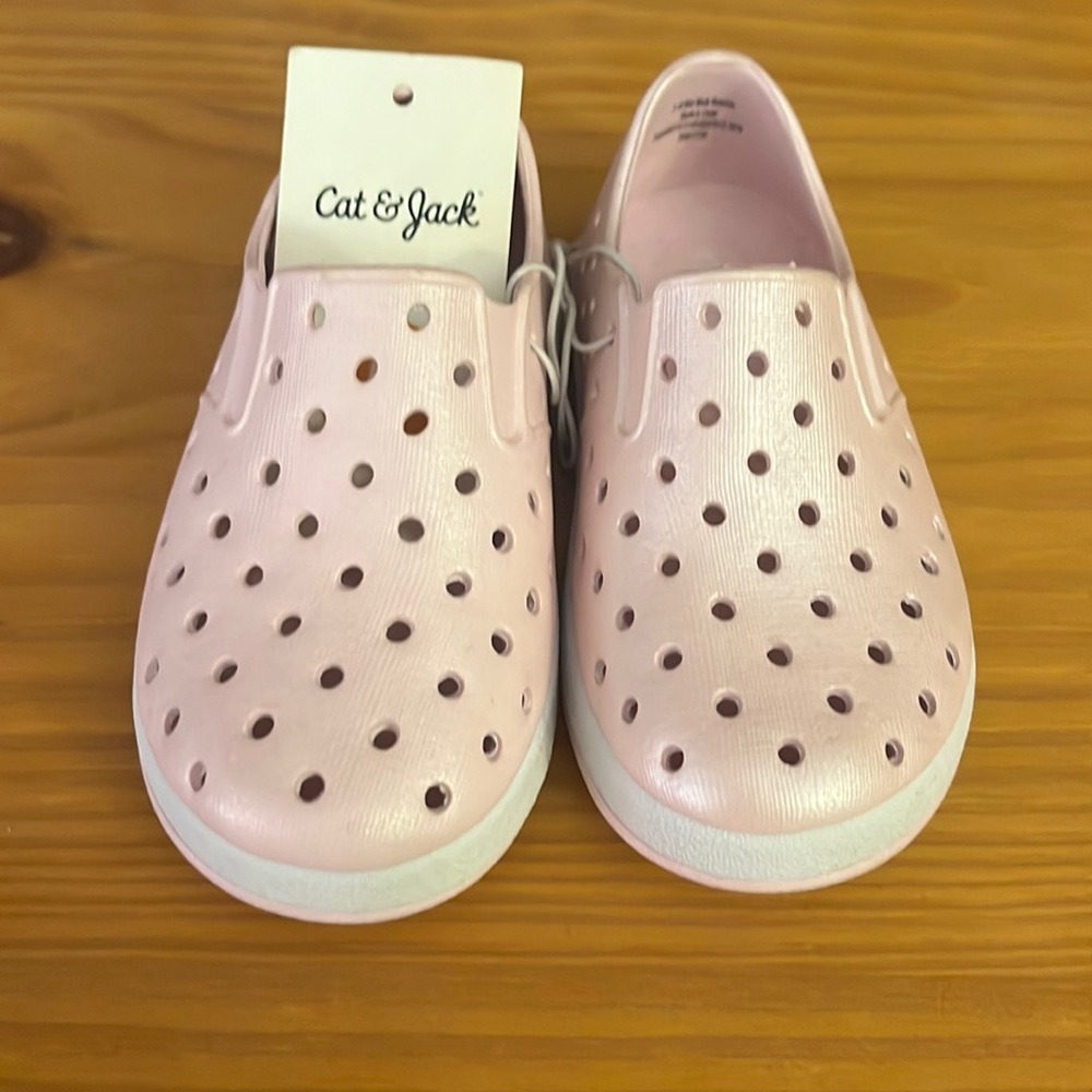 🧸NWT Cat and Jack Pink sandals crocs size 5